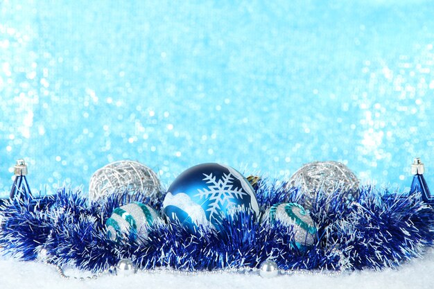 Composição das decorações de Natal em fundo azul claro