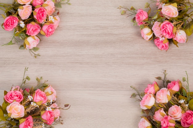 Composição das flores no backgound de madeira para o conceito do casamento ou do anniversay