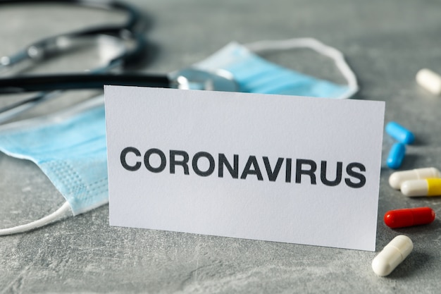 Composição de agentes protetores contra o Coronavirus no fundo cinzento, vista superior. Cuidados de saúde e conceito médico
