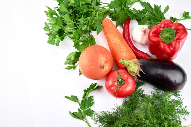 Composição de alimentos. Vegetais sazonais e verdes em uma mesa branca. Vista superior, configuração plana