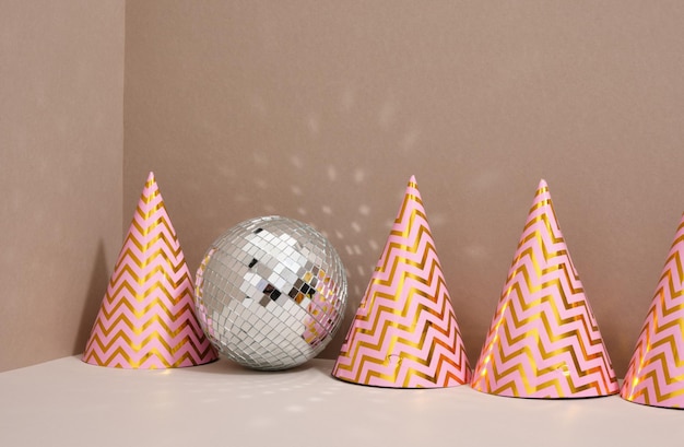 Composição de aniversário com bola de discoteca e chapéus coloridos festivos Desenho de celebração colorido