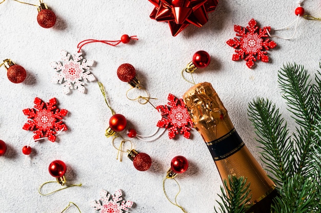 Composição de ano novo com garrafa de champanhe dourada e decoração de Natal. Ano novo completamente. Flatlay de Natal. Ano novo 2022. Conceito de ano novo