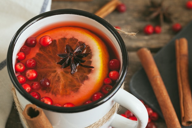 Composição de ano novo com vinho quente no fundo escuro de madeira