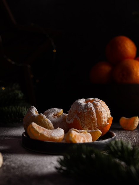 Composição de ano novo de natal com tangerinas em um prato pinhas