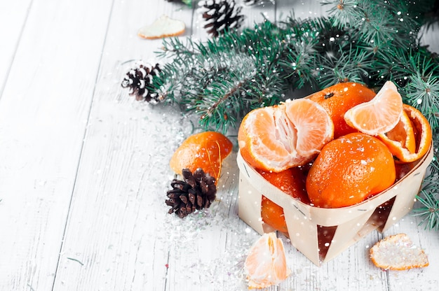 Composição de ano novo na cesta com mandarins