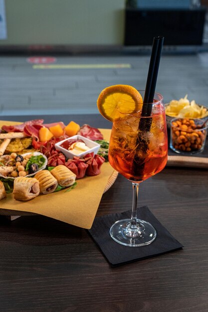 Foto composição de aperitivo misto com coktail