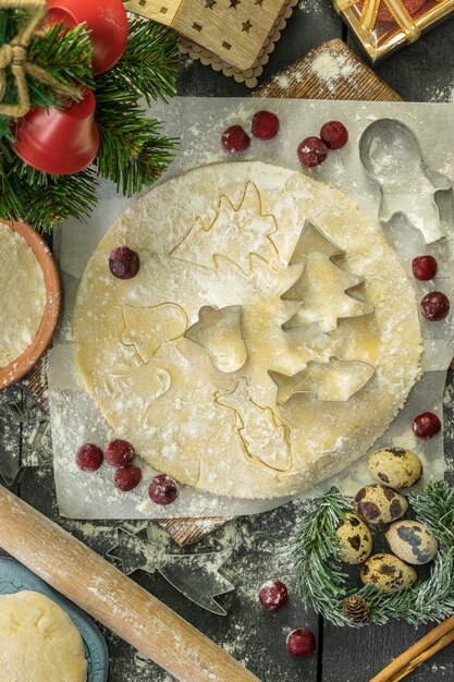 composição de assar biscoitos de natal na vista superior do fundo de madeira