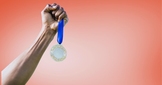 Foto composição de atleta masculino caucasiano segurando medalha de ouro com espaço de cópia em fundo vermelho