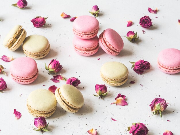 Composição de biscoitos doces macaron e flores secas