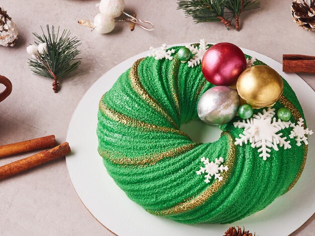 Composição de bolo de natal verde com cones e canela