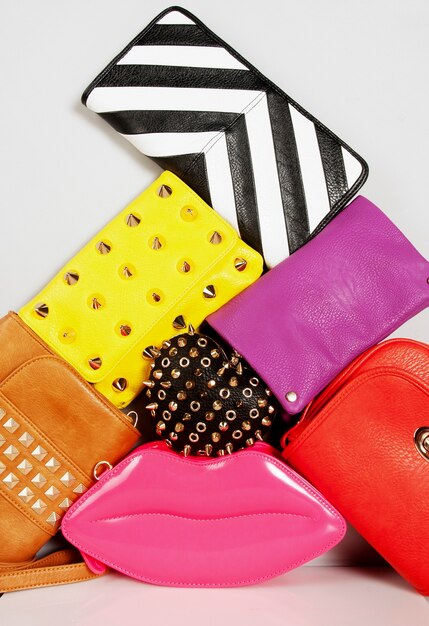 Composição de bolsas da moda em cores brilhantes