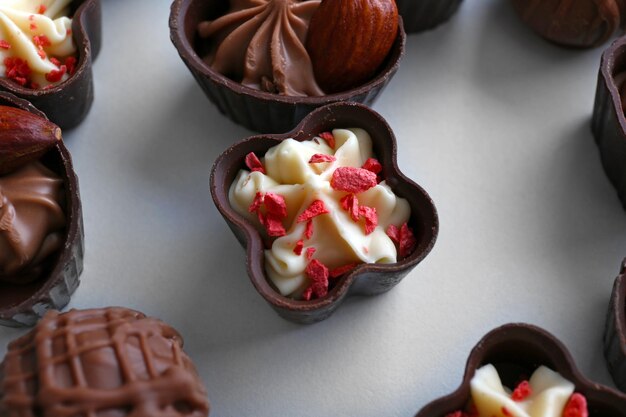 Composição de bombons de chocolate em fundo branco, close-up