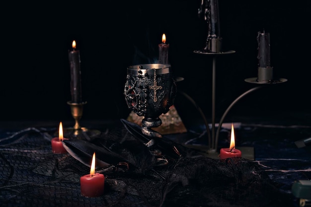 Composição de bruxaria com livro mágico de velas e símbolo de pentagrama Altar para rituais satânicos Magia negra e objetos ocultos