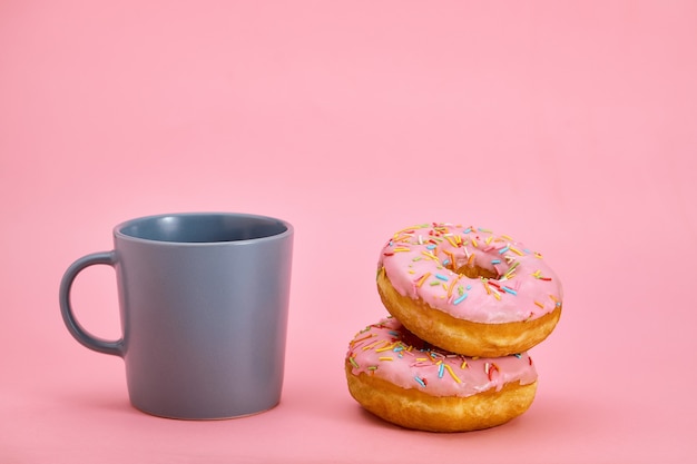 Composição de café da manhã donuts coloridos com estilos de cores diferentes. jogo de cores, doce vida. copie o espaço, fundo rosa.