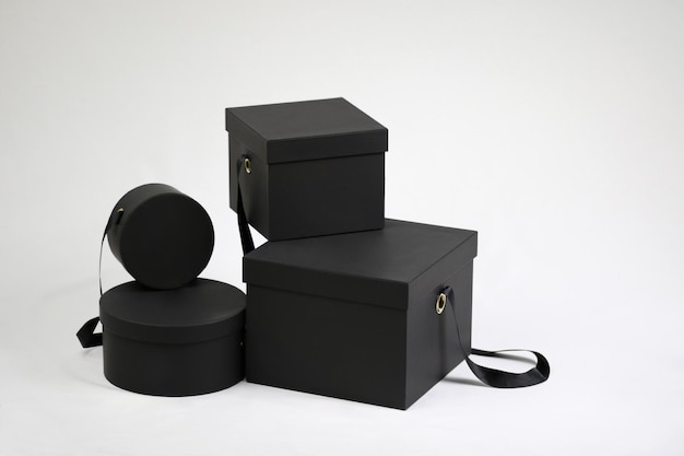 Composição de caixas de embalagem de papelão quadradas de modelo vazio preto com tampas fechadas