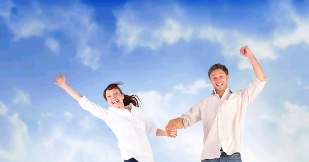 Composição de casal feliz comemorando, de mãos dadas, pulando no ar e sorrindo, sobre o céu azul