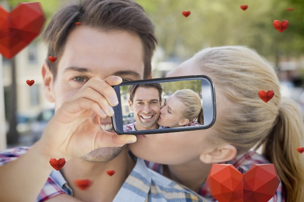 Foto composição de casal tomando selfie no dia dos namorados