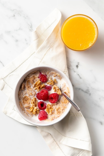 Foto composição de cereais saudáveis com suco de laranja