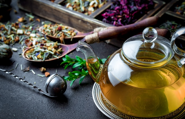 Composição de chá quente e especiarias aromáticas
