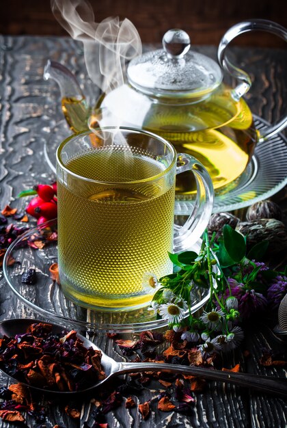 Composição de chá quente e especiarias aromáticas