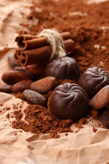 Composição de chocolate doces de cacau e especiarias em fundo marrom