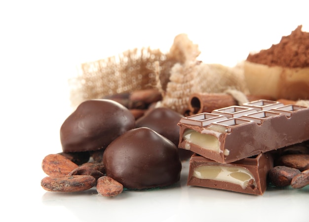 Composição de chocolate doces de cacau e especiarias isoladas em branco