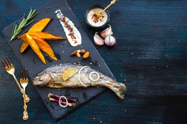 Foto composição de comida saudável elegante com peixe