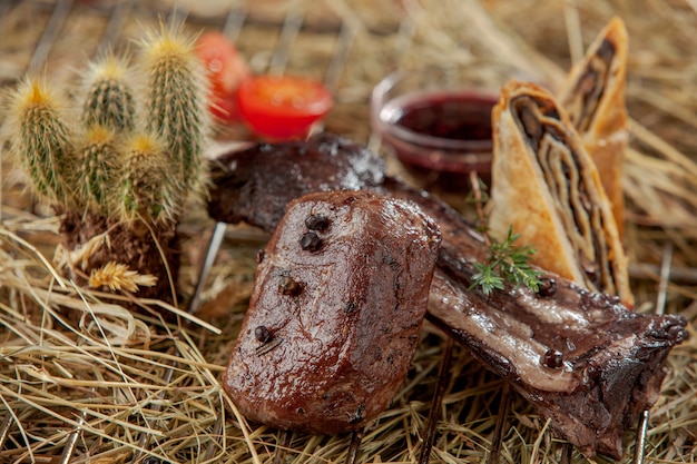 Composição de costelas e vegetais grelhados na hora