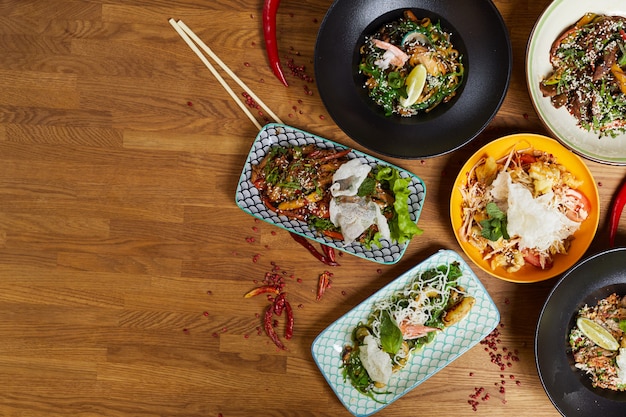 Foto composição de cozinha oriental na mesa de madeira