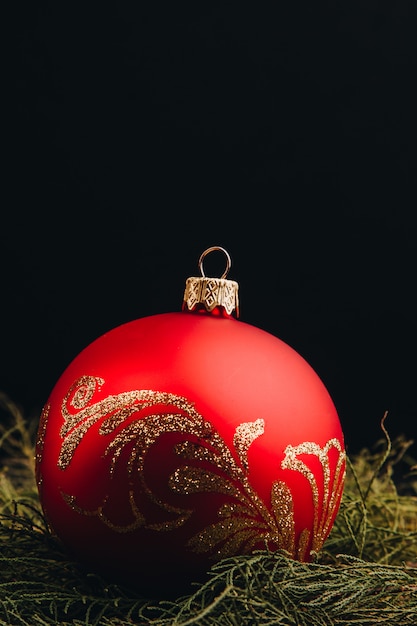 Composição de decoração de ano novo de Natal. Vista superior do quadro de galhos e bolas de árvore de peles no fundo de madeira