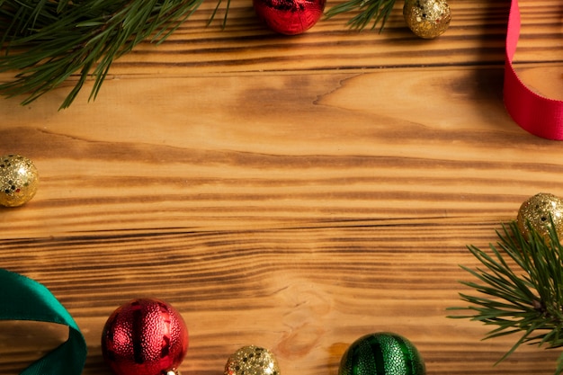 Composição de decoração de celebração de Natal em madeira com símbolos de férias alegres.