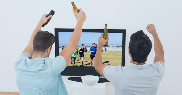 Foto composição de dois fãs de esportes do sexo masculino assistindo a uma partida de futebol na tv