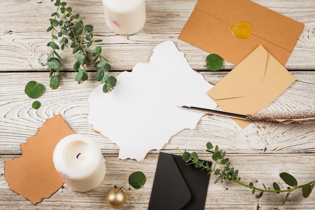 Composição de estilo vintage com papel resistido e caneta de pena na mesa de madeira fechar