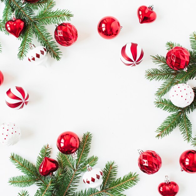 Composição de férias de ano novo de Natal. Mock-se quadro com espaço de cópia em branco. Galhos de agulhas de abeto, bolas de enfeites de Natal, enfeites em branco