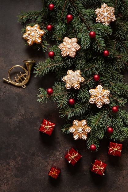 Composição de férias de natal com galhos de árvore do abeto, cones, pão e decoração de natal