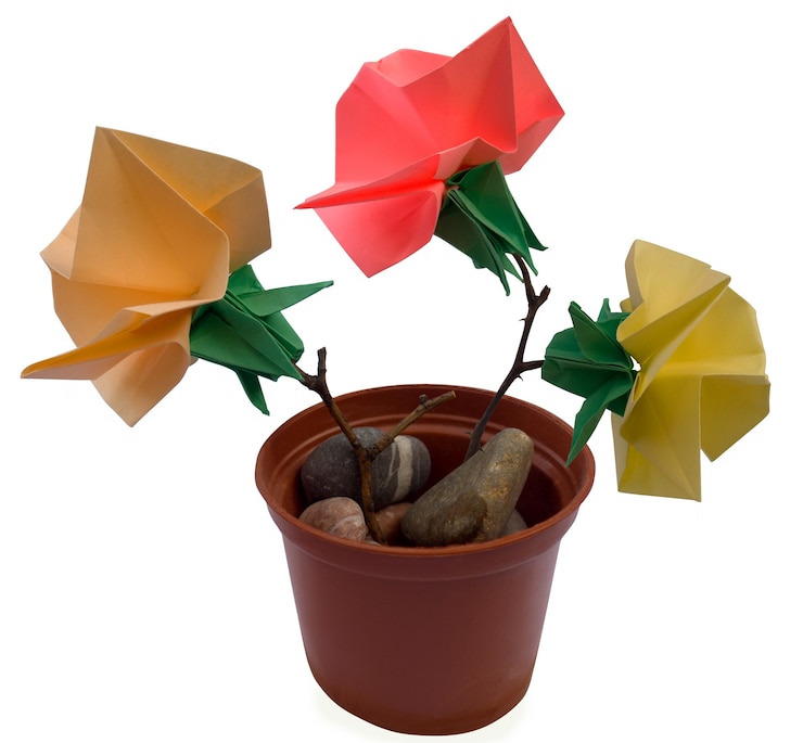 Foto composição de figuras de flores de origami (isoladas no branco)