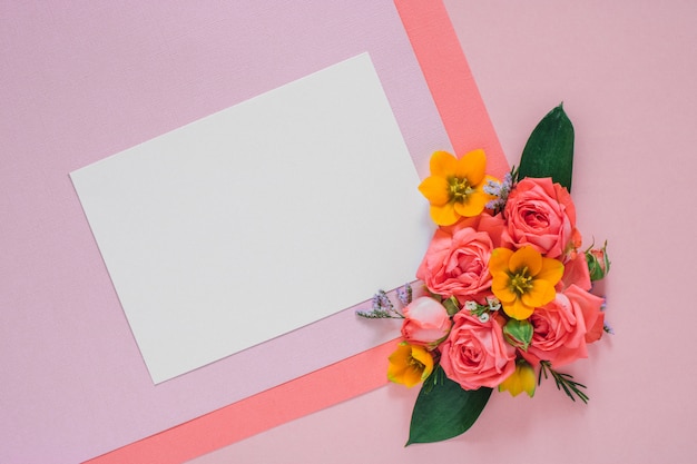 Composição de flores coloridas plana leigos em papel brilhante, limpo em branco