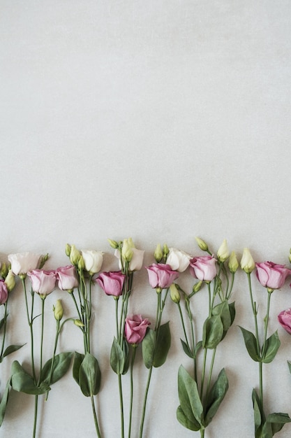 Composição de flores com muitas rosas em cinza