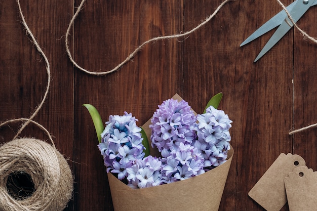 Composição de flores. Jacintos de buquê em uma mesa de madeira. Dia dos namorados