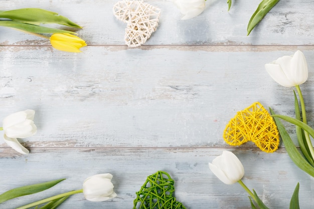 Foto composição de flores moldura feita de flores brancas sobre fundo azul