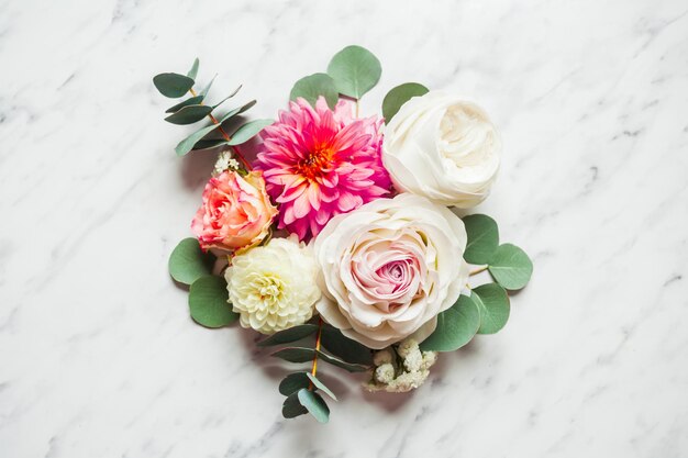 Composição de flores no fundo de mármore branco. Maquete para convite de aniversário ou casamento, lugar para texto