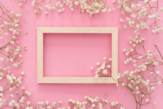 Composição de flores romântica. flores de gypsophila branco, molduras para fotos