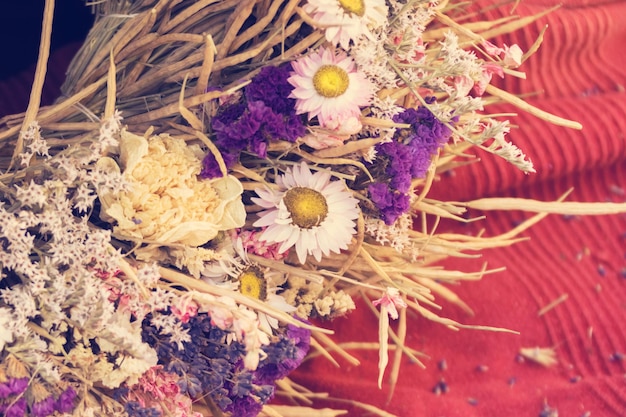 Composição de flores roxas de camomila em um fundo de tecido