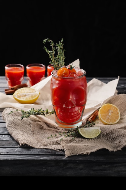 Foto composição de foco seletivo com vodka e coquetel de suco de tomate servido