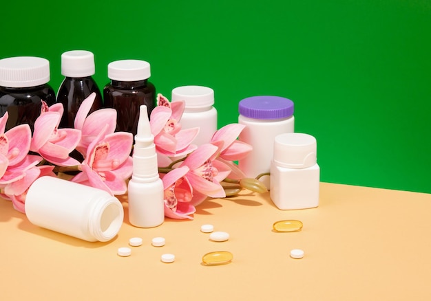 Composição de frascos médicos com várias cápsulas de pílulas Flores de primavera e espaço de cópia para texto