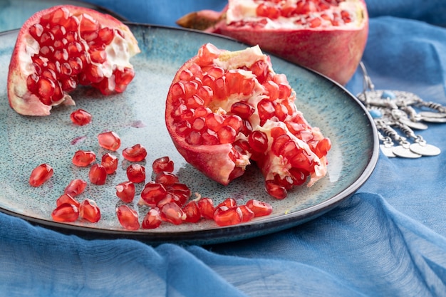 Composição de fruta linda romã vermelha em um fundo de placa. azerbaijão