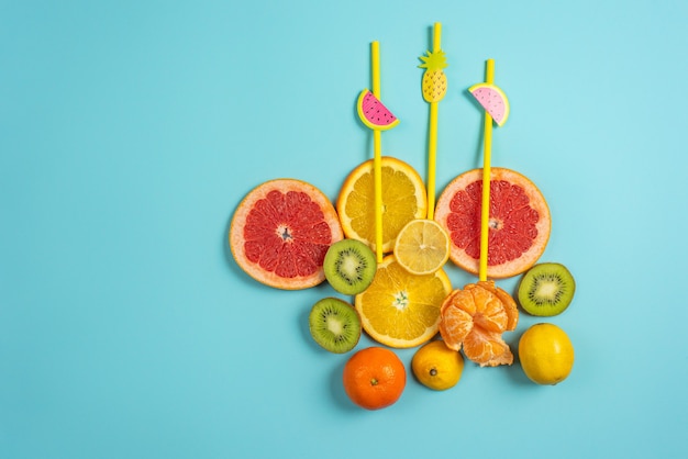 Composição de frutas cítricas, laranja e limão sobre amarelo
