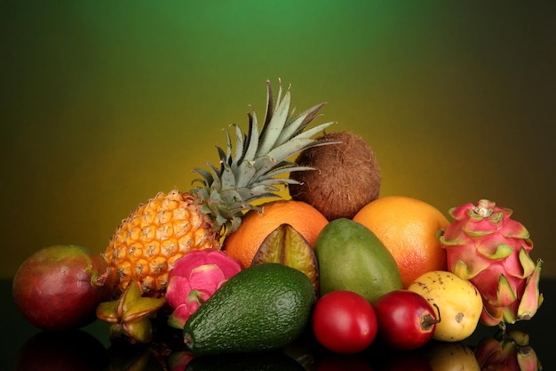 Composição de frutas exóticas em fundo colorido