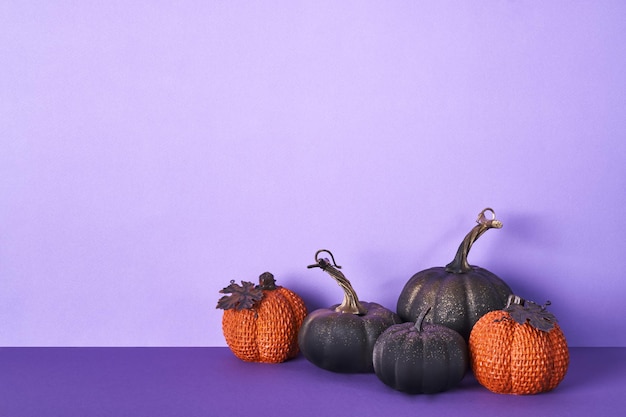 Composição de Halloween com abóboras em fundo violeta Modelo de cartão de saudação Decorações de Halloween