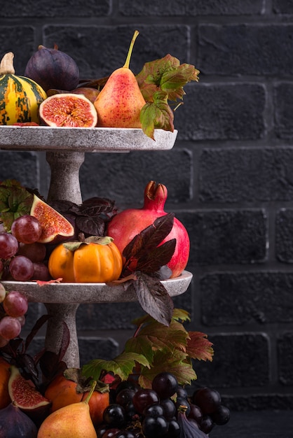 Foto composição de halloween com frutas de outono